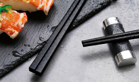 Đũa Nhật phong cách đen truyền thống phù hợp với nhà hàng truyền thống 