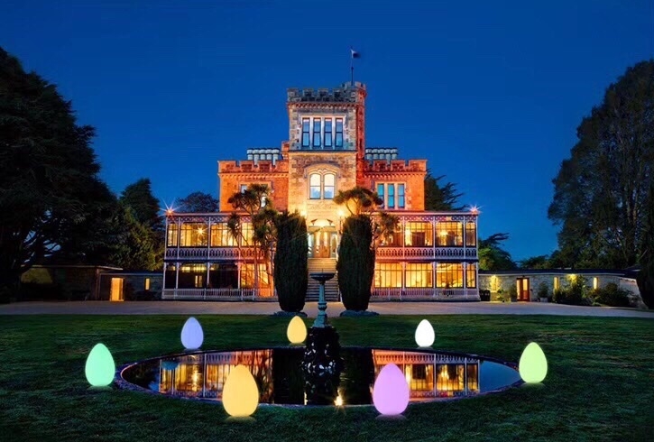 Hình ảnh lâu đài tuyệt đẹp với decor dạng Led hình nấm và hình trứng