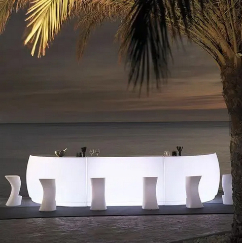 Quầy bar phát sáng Led và bàn ghế Led di động setup ngay sát bờ biển