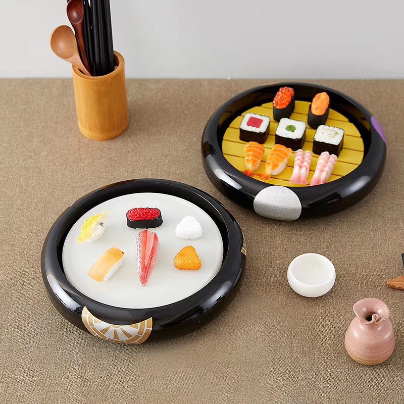 Khay phục vụ kiểu Nhật để bày sushi là món ăn truyền thống và nổi tiếng của Nhật