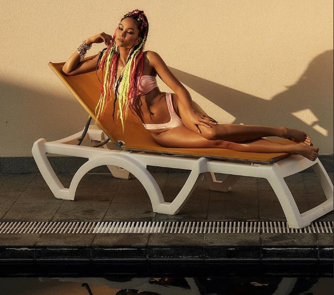 Hoa hậu Hen bên ghế hồ bơi, ghế tắm nắng ghế bãi biển nhựa chuyên dụng siêu cool
