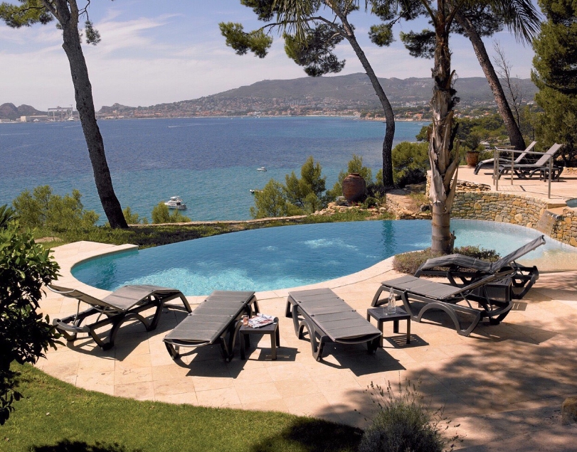 Ghế hồ bơi, ghế tắm nắng, ghế bãi biển Sunset chất liệu nhựa chuyên dụng tại dự án ở Địa Trung Hải