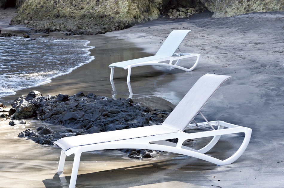 Ghế hồ bơi, ghế bãi biển Sunset nhựa chuyên dụng nổi bật, sáng bừng không gian hoang vu