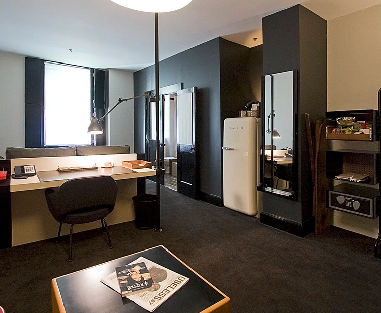 Minibar khách sạn dạng tủ lớn giống căn hộ để sử dụng thoải mái như gia đình