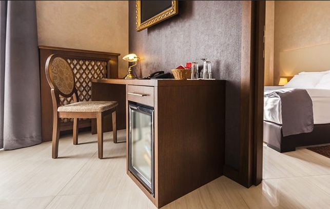 Minibar khách sạn đa số là loại cánh kính vì khách sẽ đỡ mất thêm công đoạn mở tủ check list sản phẩm