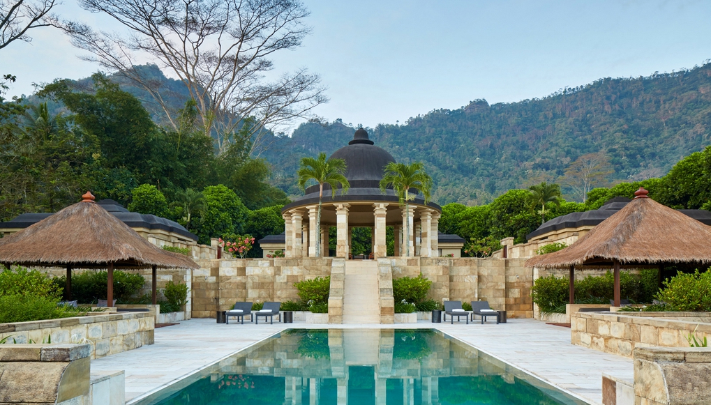 Khách sạn có ghế hồ bơi nhìn ra ngôi đền cổ và là cảm hứng kiến trúc của nó