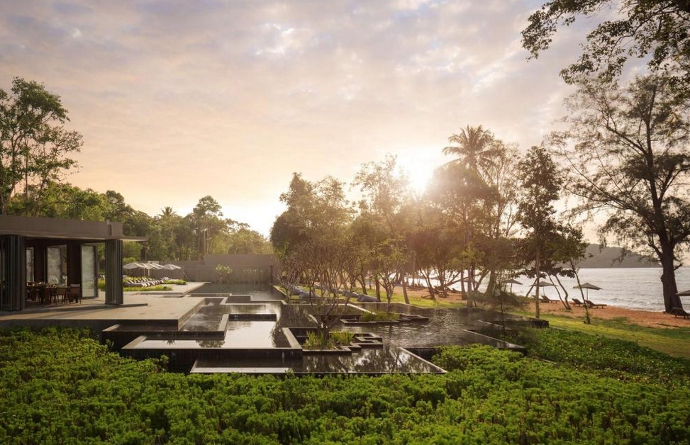 khu nghĩ dưỡng có hồ bơi dài đến 98 feet và mô phỏng kiến trúc của Ankor Wat